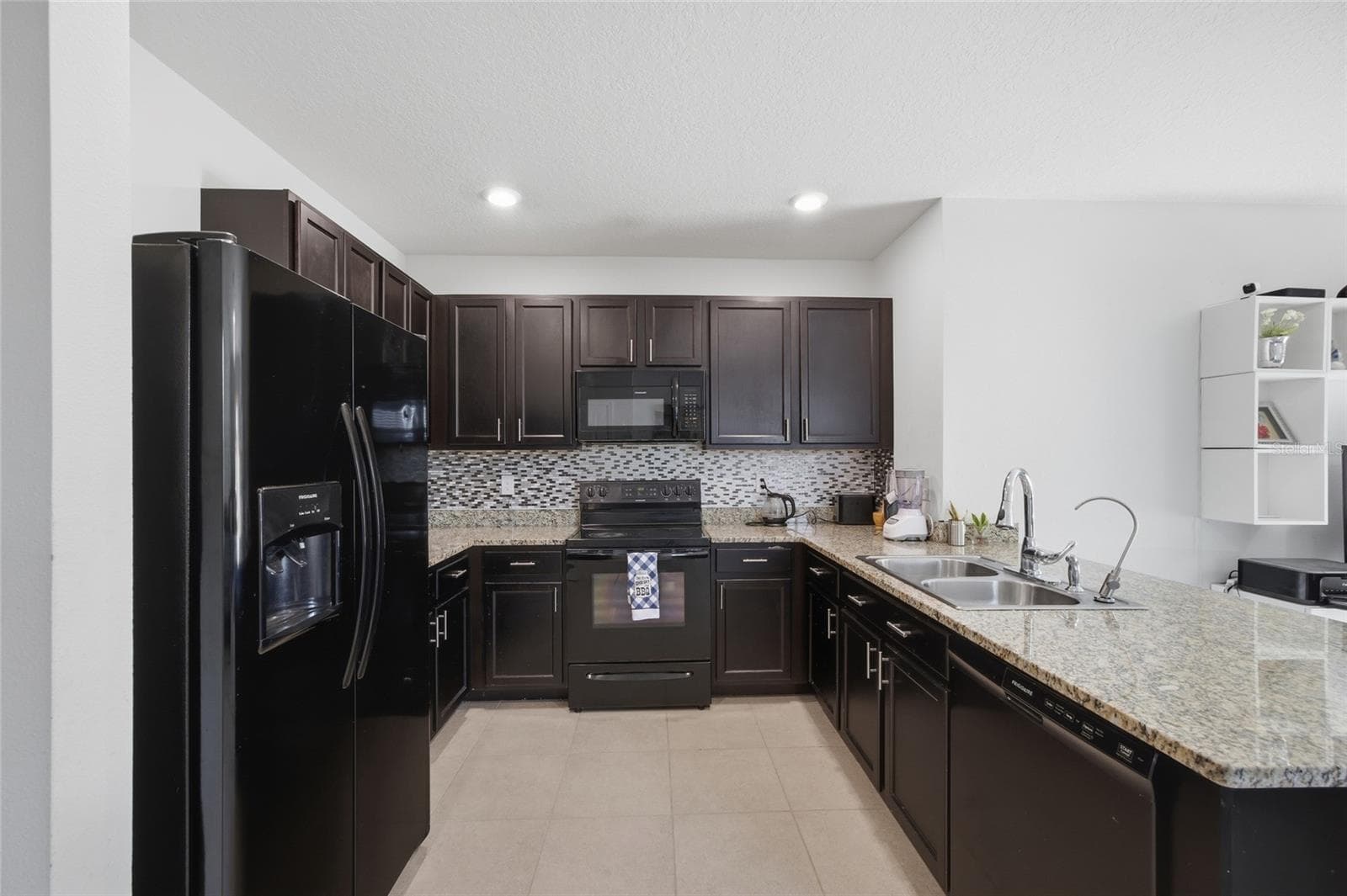 Single Family Residence at 8204 PELICAN REED CIR, WESLEY CHAPEL, photo 7 of 32