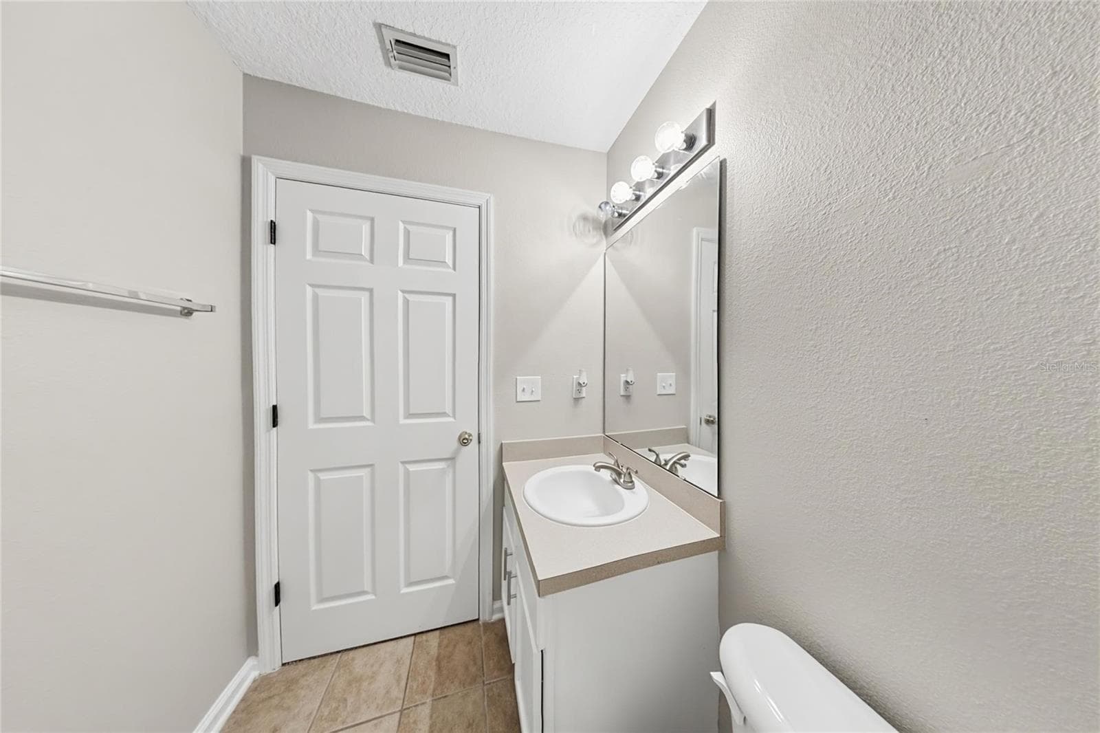 Single Family Residence at 8050 LEAFCREST DR, JACKSONVILLE, photo 15 of 18