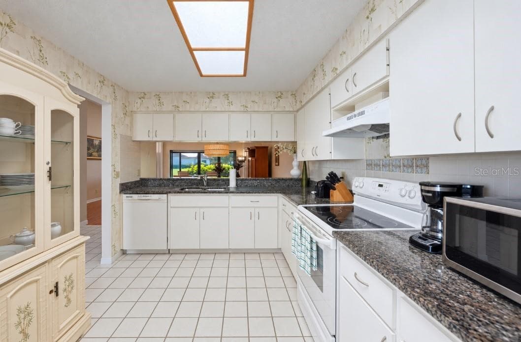 Villa at 3981 WILSHIRE CIR E #195, SARASOTA, photo 14 of 60