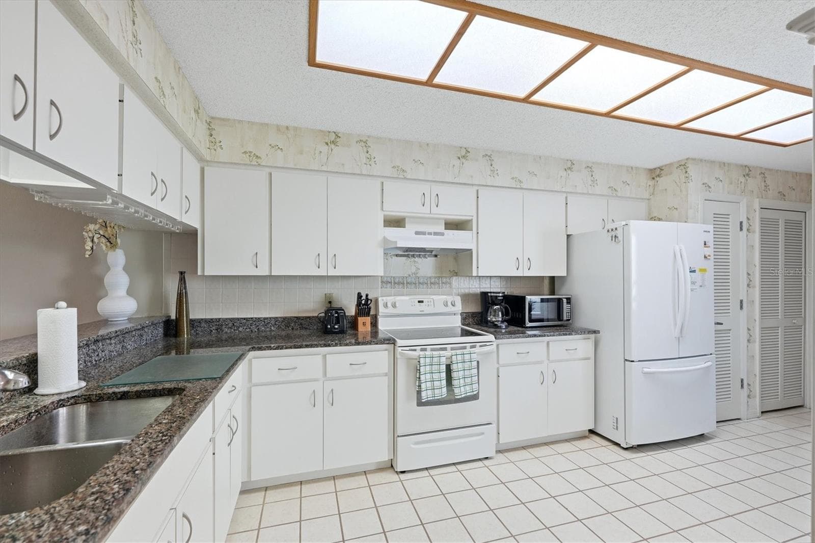Villa at 3981 WILSHIRE CIR E #195, SARASOTA, photo 15 of 60