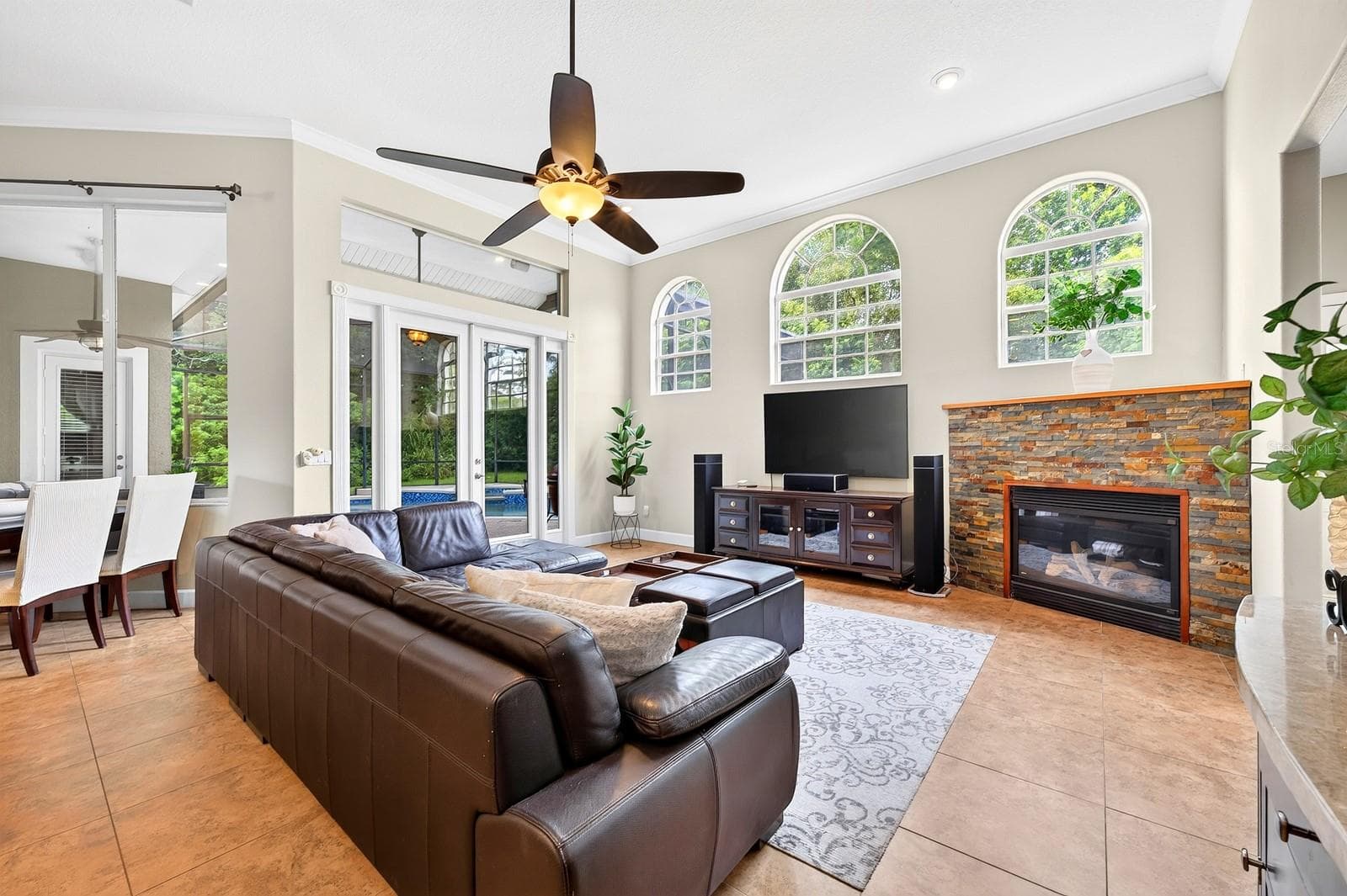 Light filled family room. - 609 VIANA CT, WINTER SPRINGS