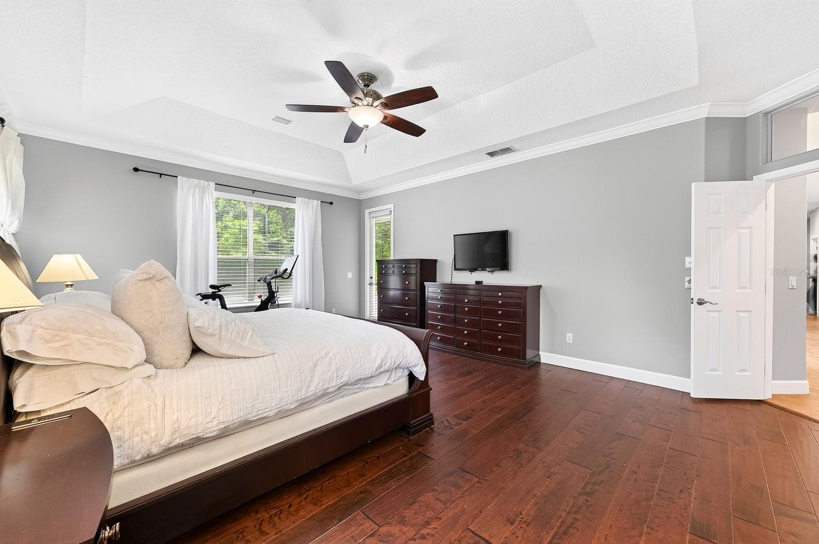 Spacious primary suite. - 609 VIANA CT, WINTER SPRINGS