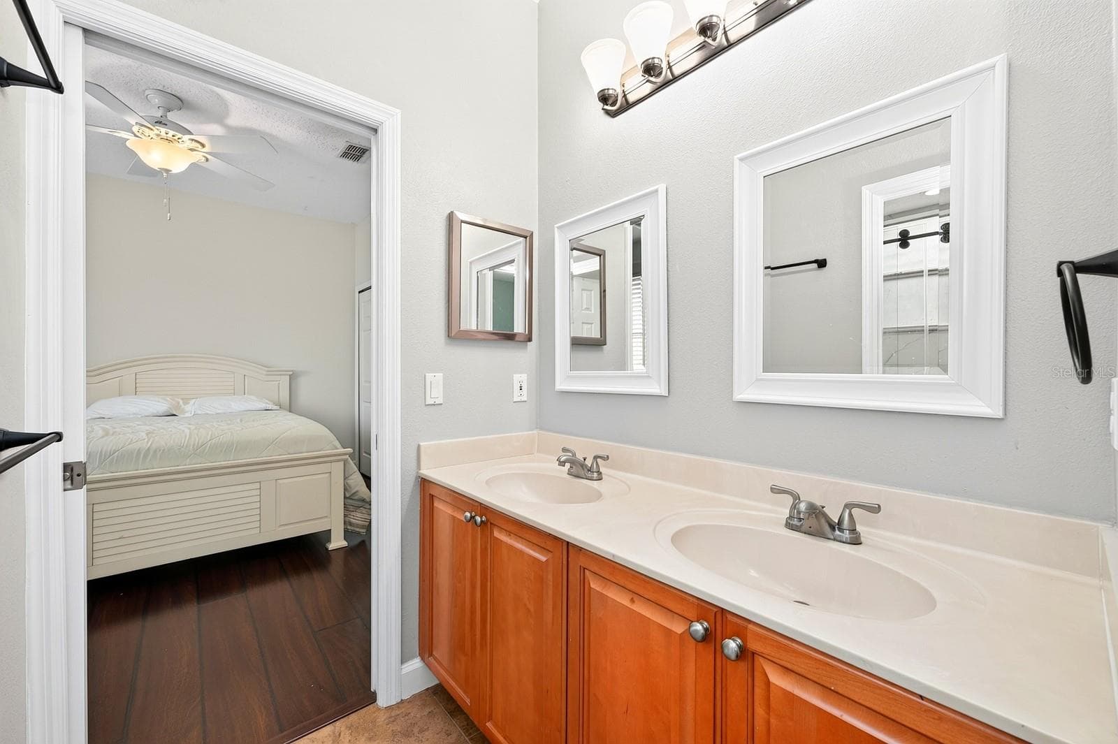 Jack & Jill Bath. - 609 VIANA CT, WINTER SPRINGS