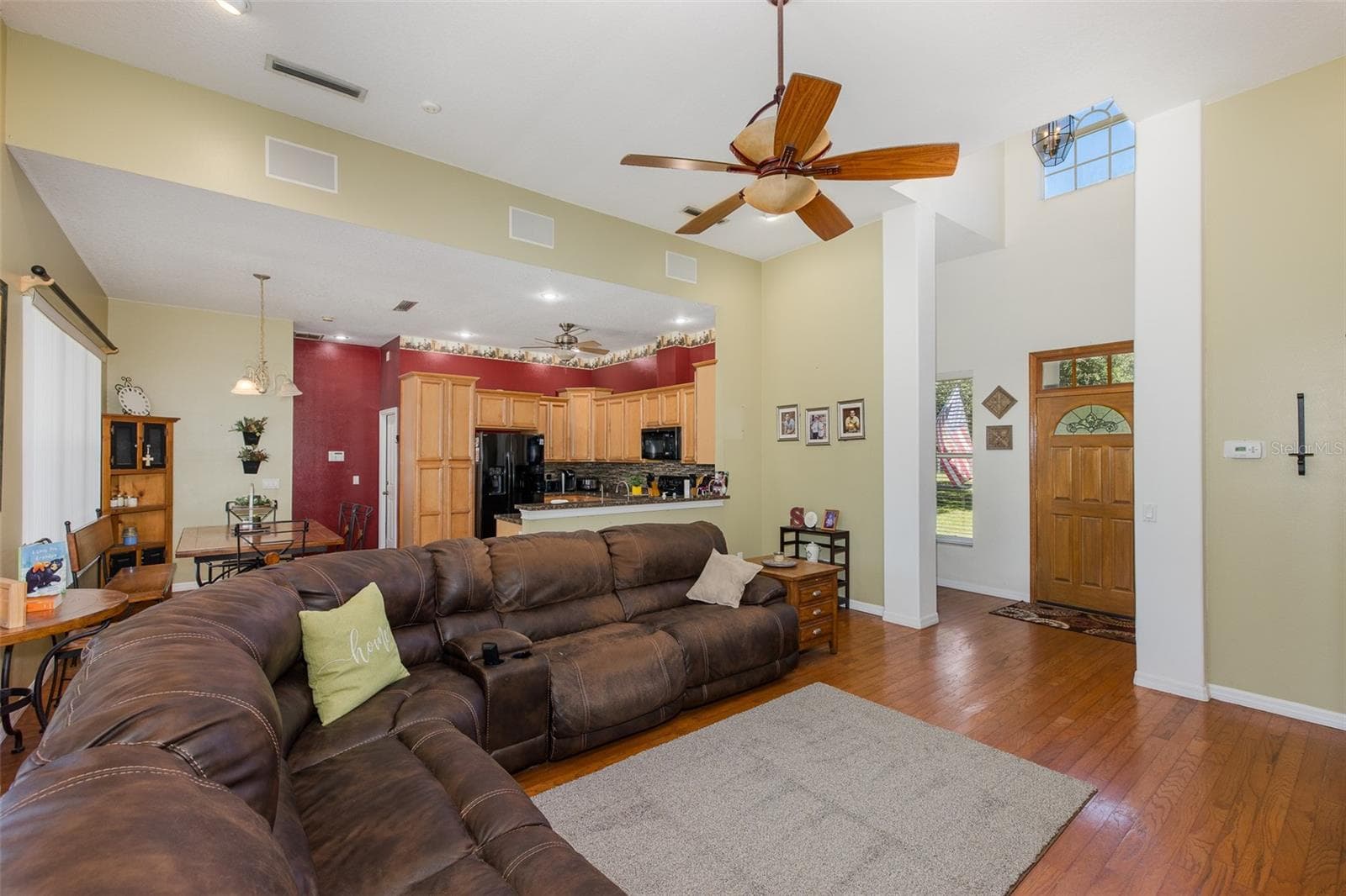 Living room overlooking kitchen - 31524 CROSS CREEK LN, WESLEY CHAPEL