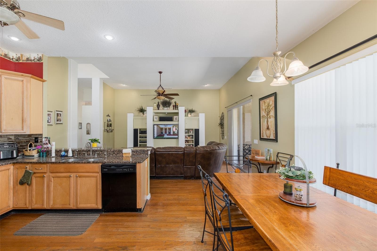 Kitchen overlooking living room - 31524 CROSS CREEK LN, WESLEY CHAPEL