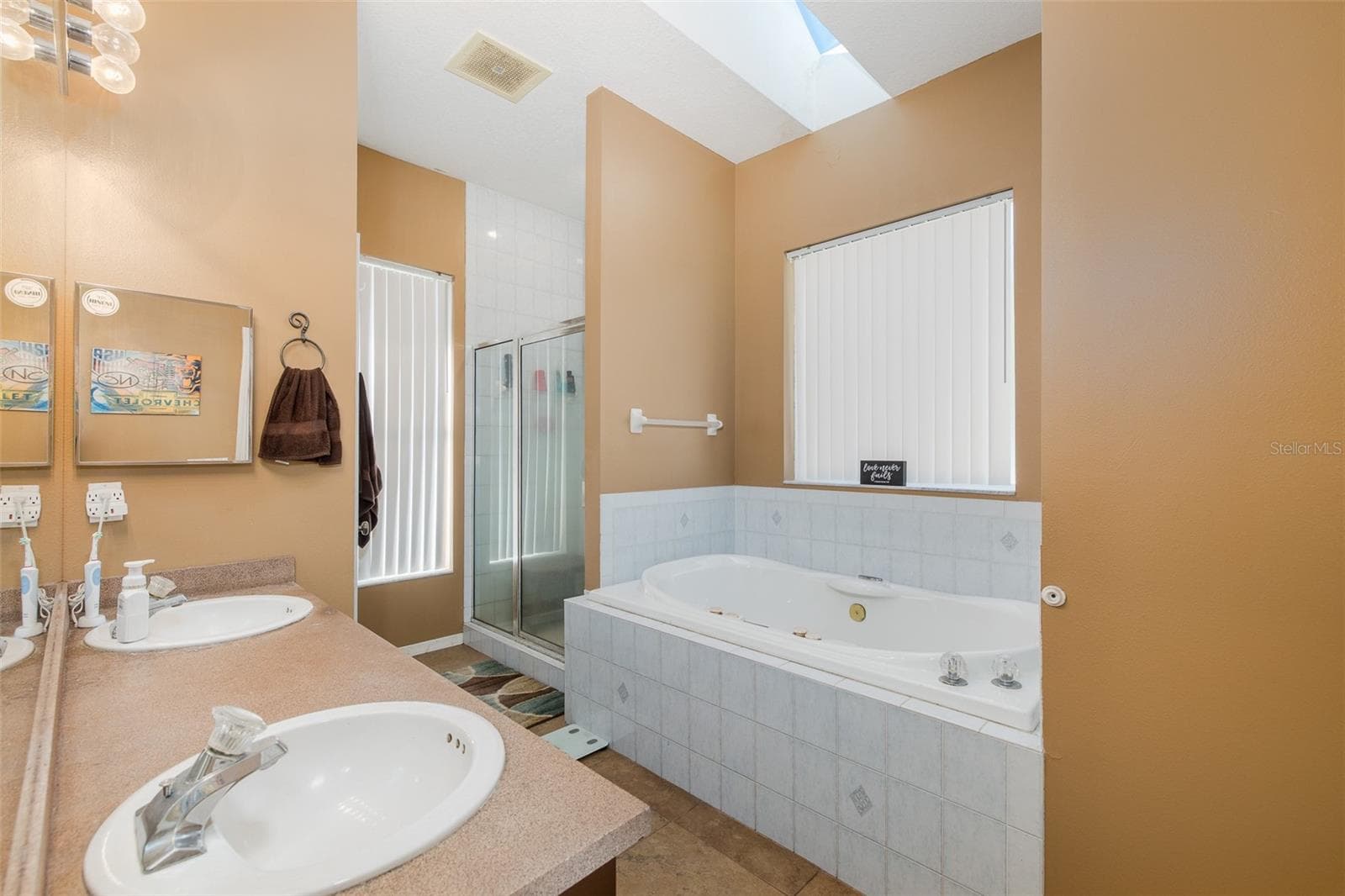 Primary en-suite bath - 31524 CROSS CREEK LN, WESLEY CHAPEL
