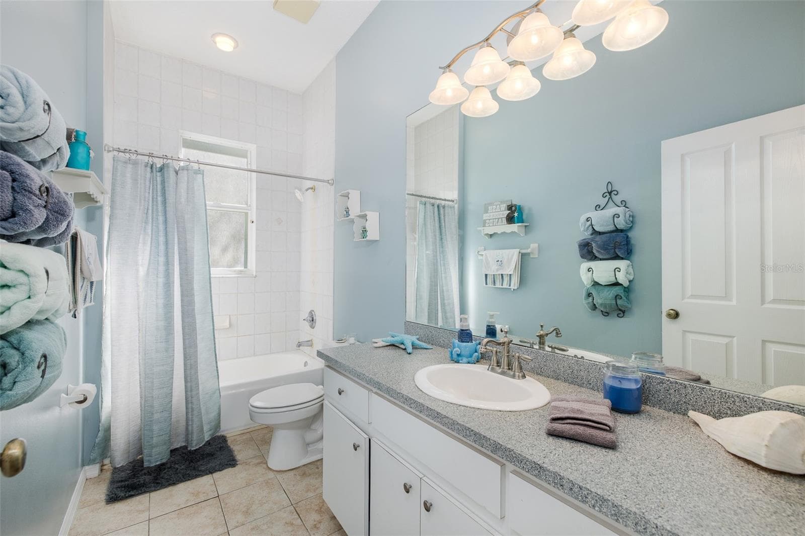 Hall bath - 31524 CROSS CREEK LN, WESLEY CHAPEL