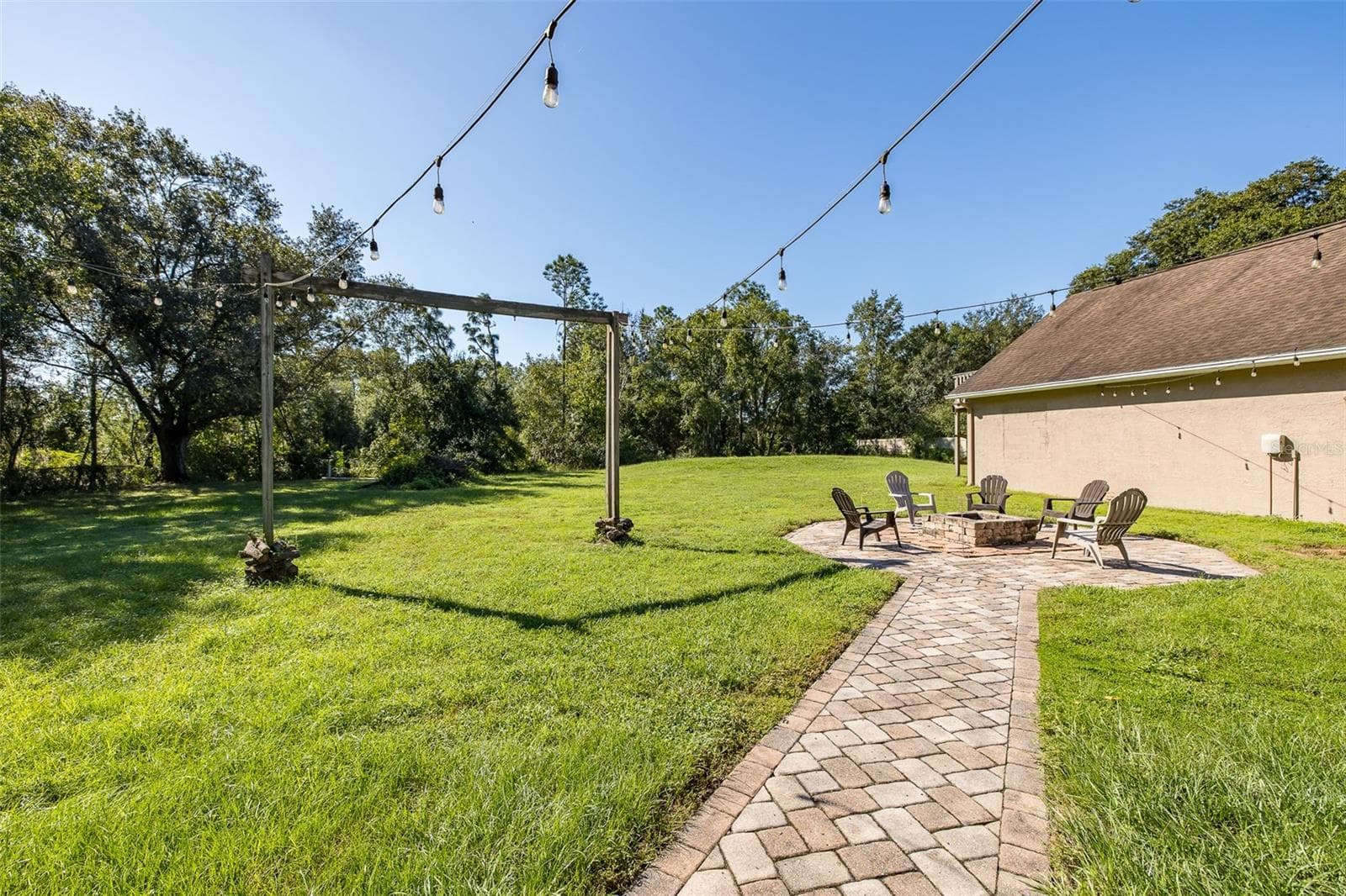 Back yard and fire pit - 31524 CROSS CREEK LN, WESLEY CHAPEL
