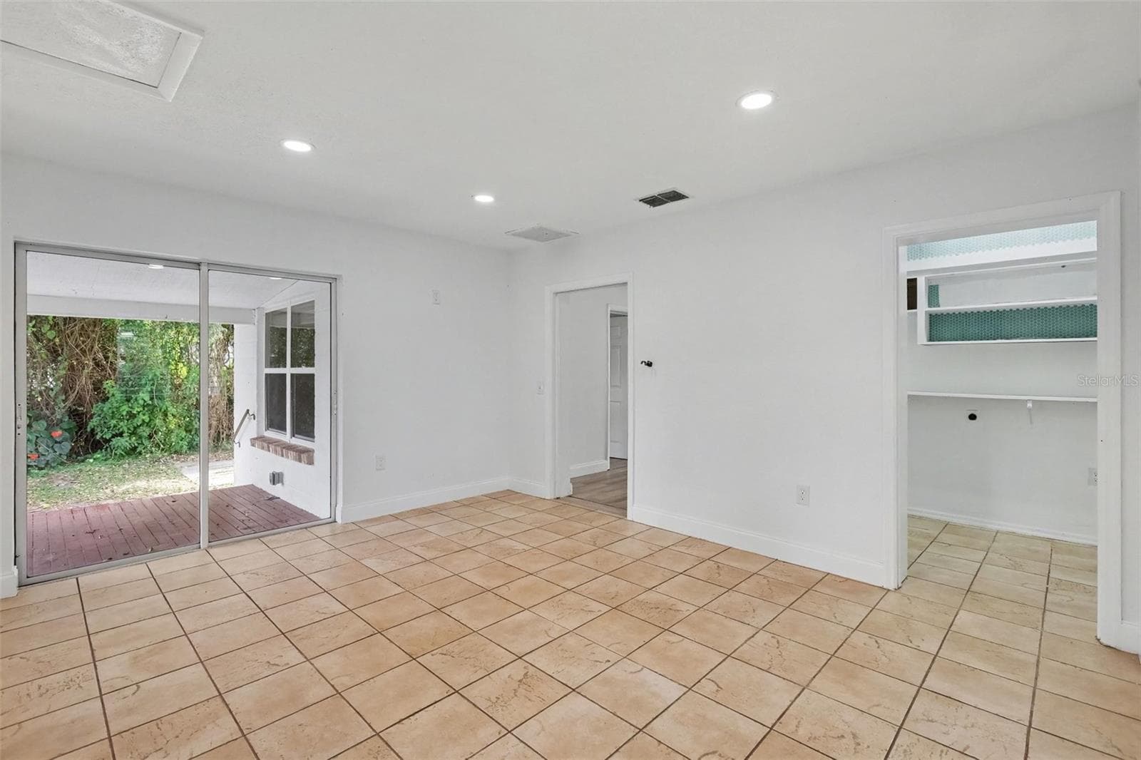Single Family Residence at 404 E MORGAN ST, BRANDON, photo 11 of 27