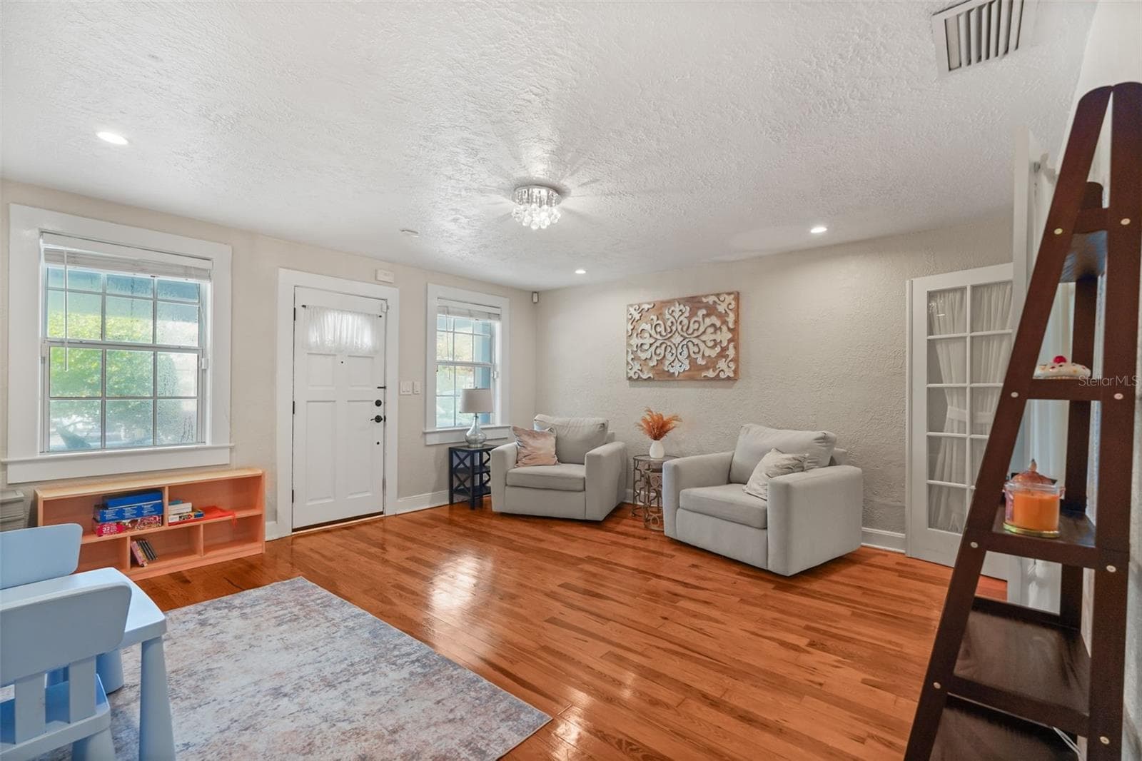 Front family room with wood floors and French doors - 11 S LAWSONA BLVD, ORLANDO