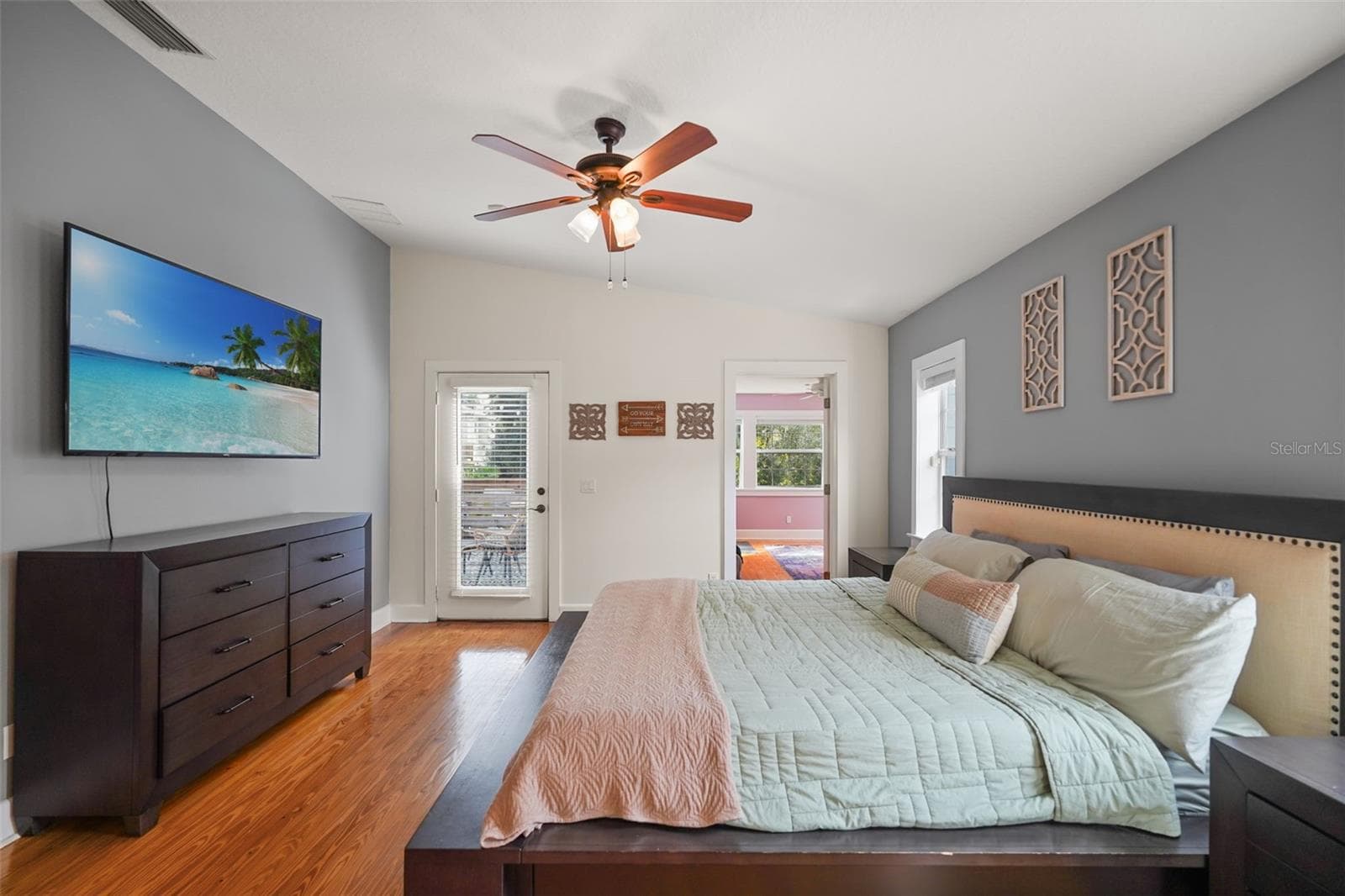 Primary bedroom with ceiling fan and deck access - 11 S LAWSONA BLVD, ORLANDO