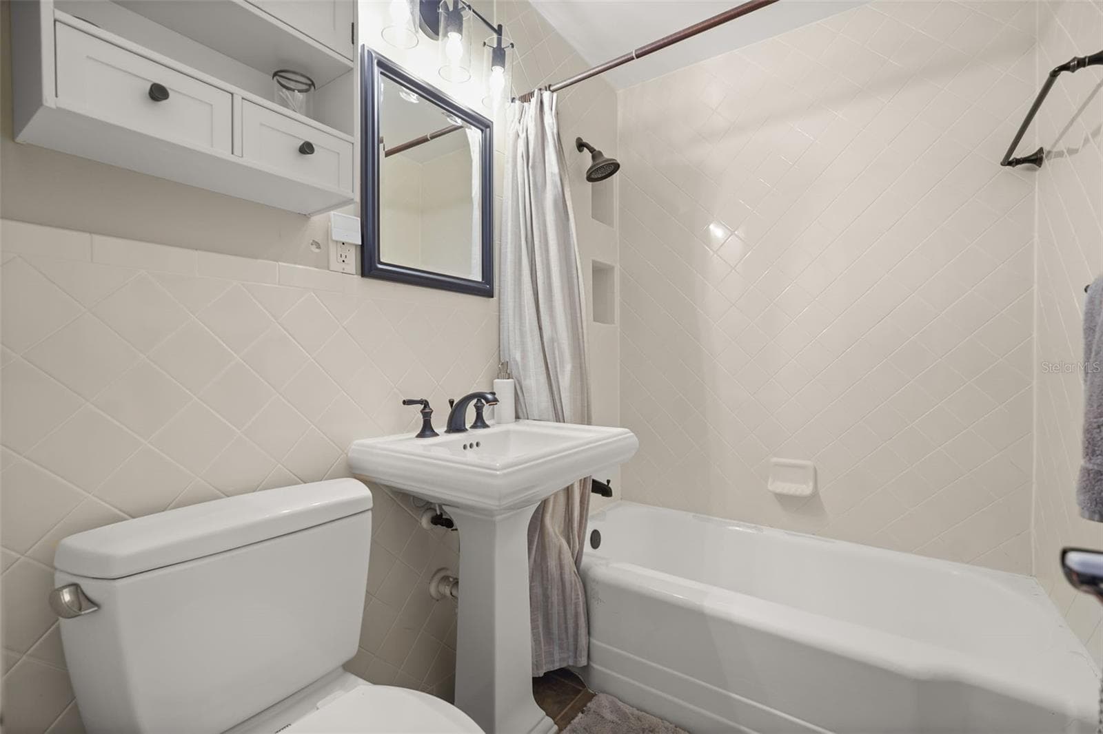 Bathroom with tub and shower combination - 11 S LAWSONA BLVD, ORLANDO