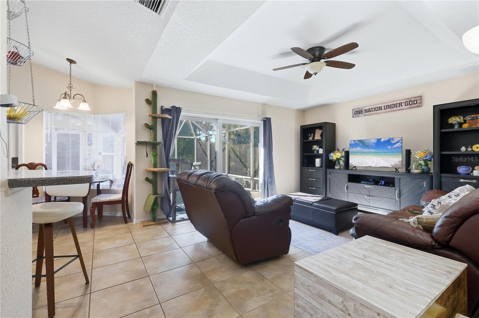 Family room with double pocket slider to screen lania - 4732 FLINT DR, NORTH PORT