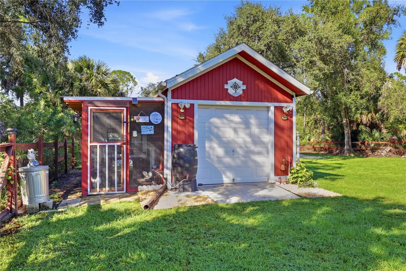 Free standing garage / workshop with attached chicken coop. - 4732 FLINT DR, NORTH PORT