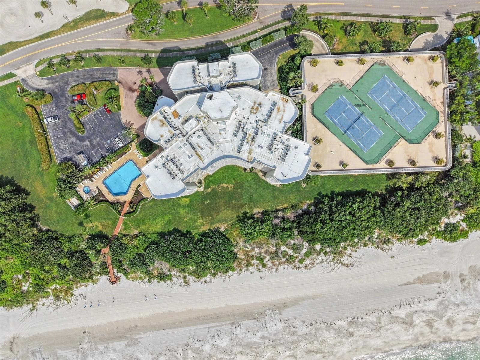 Pool and Spa with walkway to beach. Tennis Courts - 775 LONGBOAT CLUB RD #304, LONGBOAT KEY