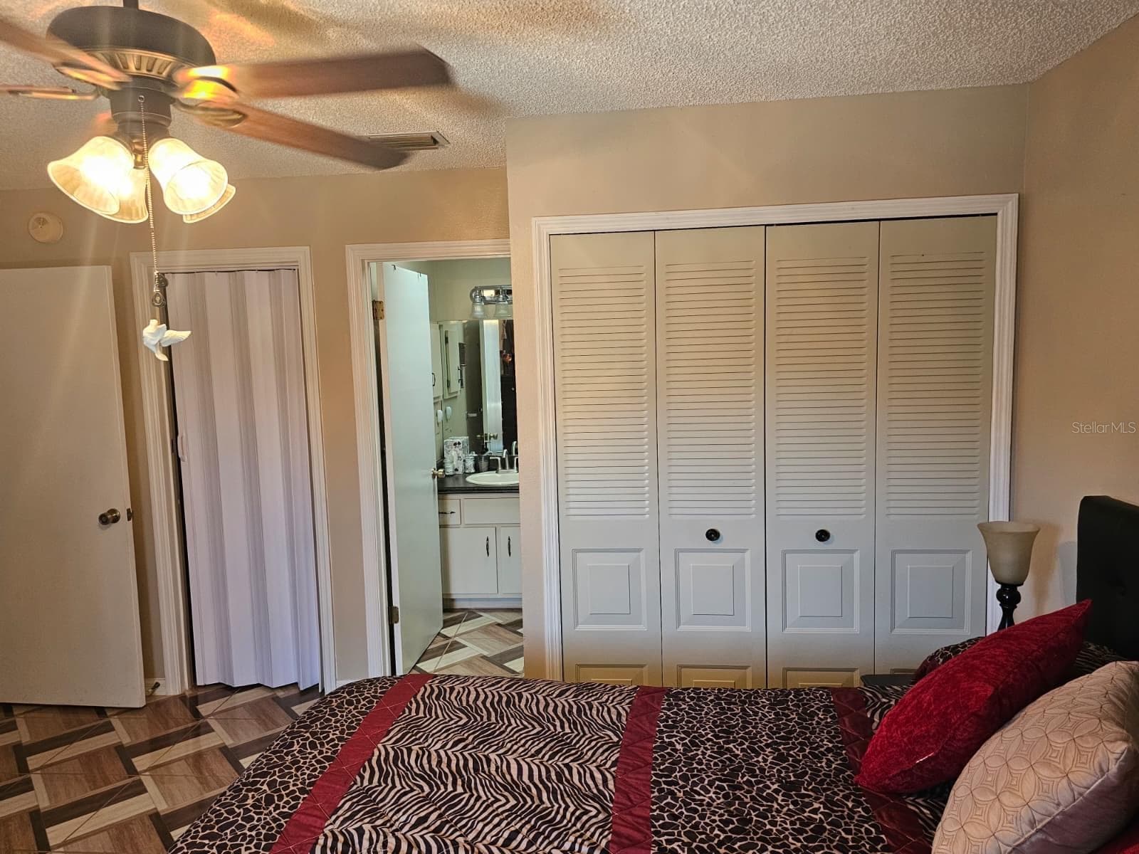 Primary bedroom with 2 closets and attached bathroom - 5036 SE 107TH PL, BELLEVIEW