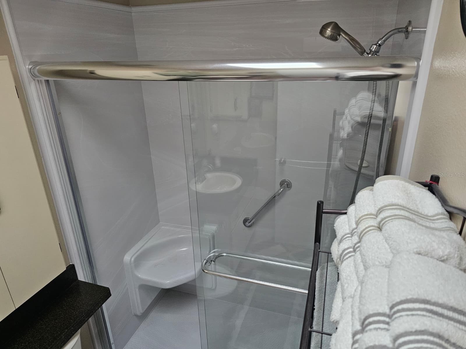 primary shower - 5036 SE 107TH PL, BELLEVIEW