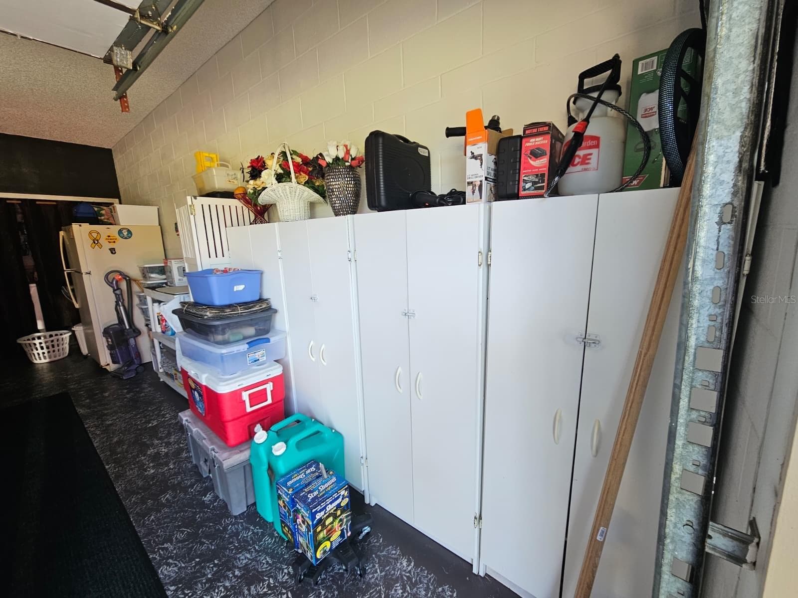 lots of storage in the garage - 5036 SE 107TH PL, BELLEVIEW