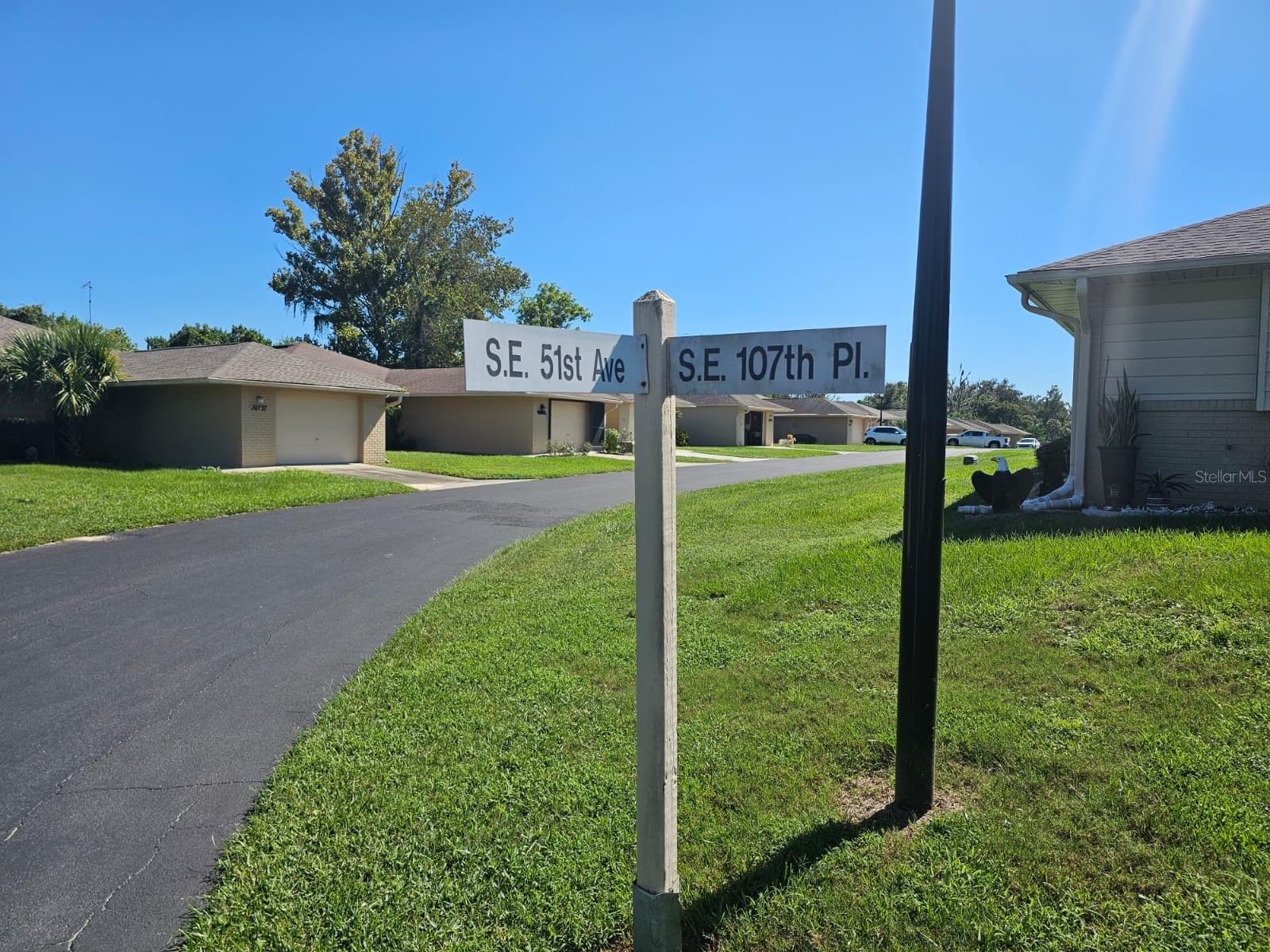 corner street sign - 5036 SE 107TH PL, BELLEVIEW