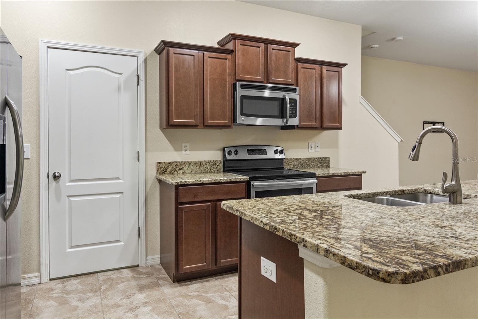 Townhouse at 2011 HAWKS VIEW DR, RUSKIN, photo 11 of 47