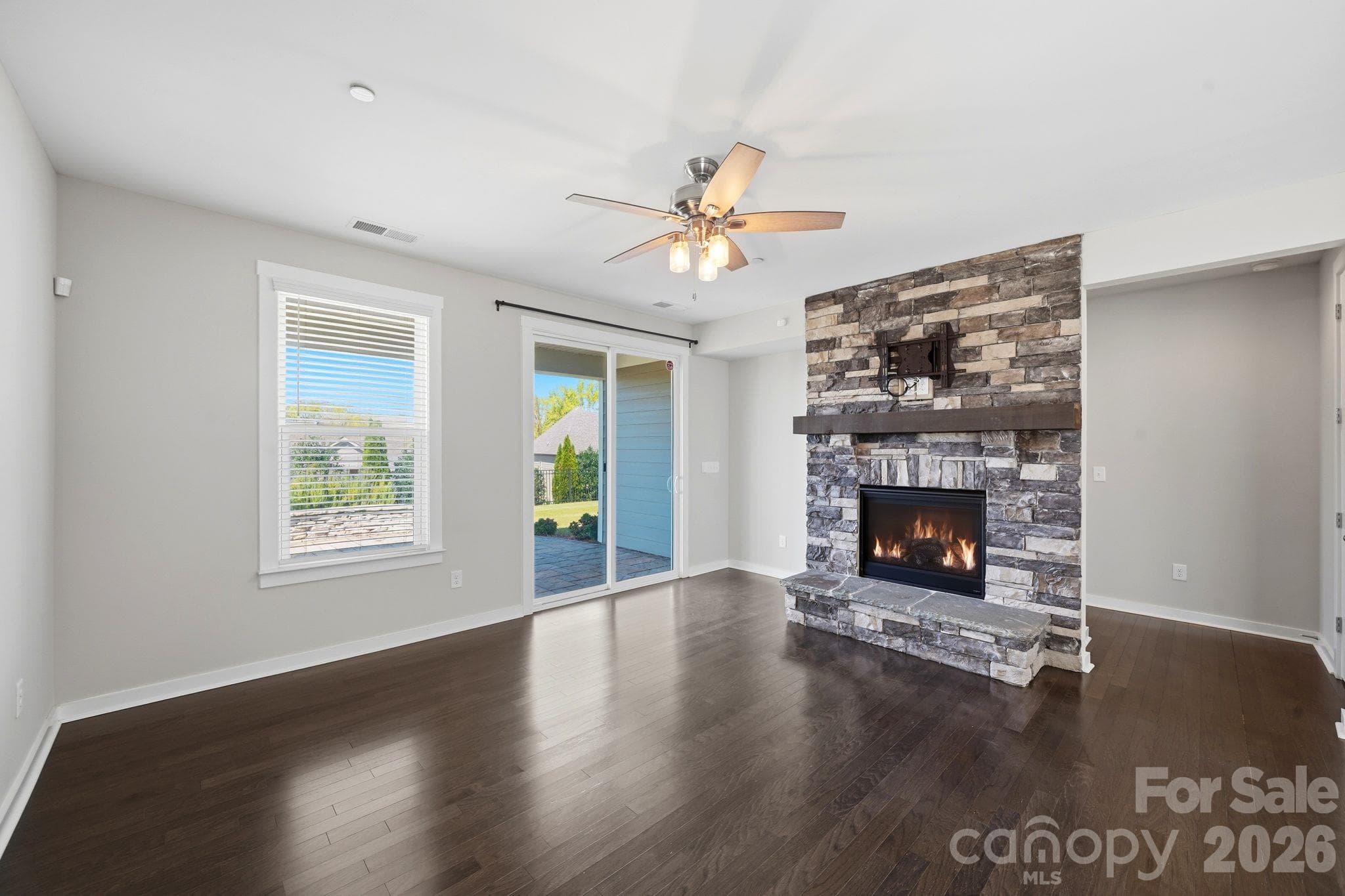 Single Family Residence at 977 NW Bellegray Lane, Concord, photo 9 of 35