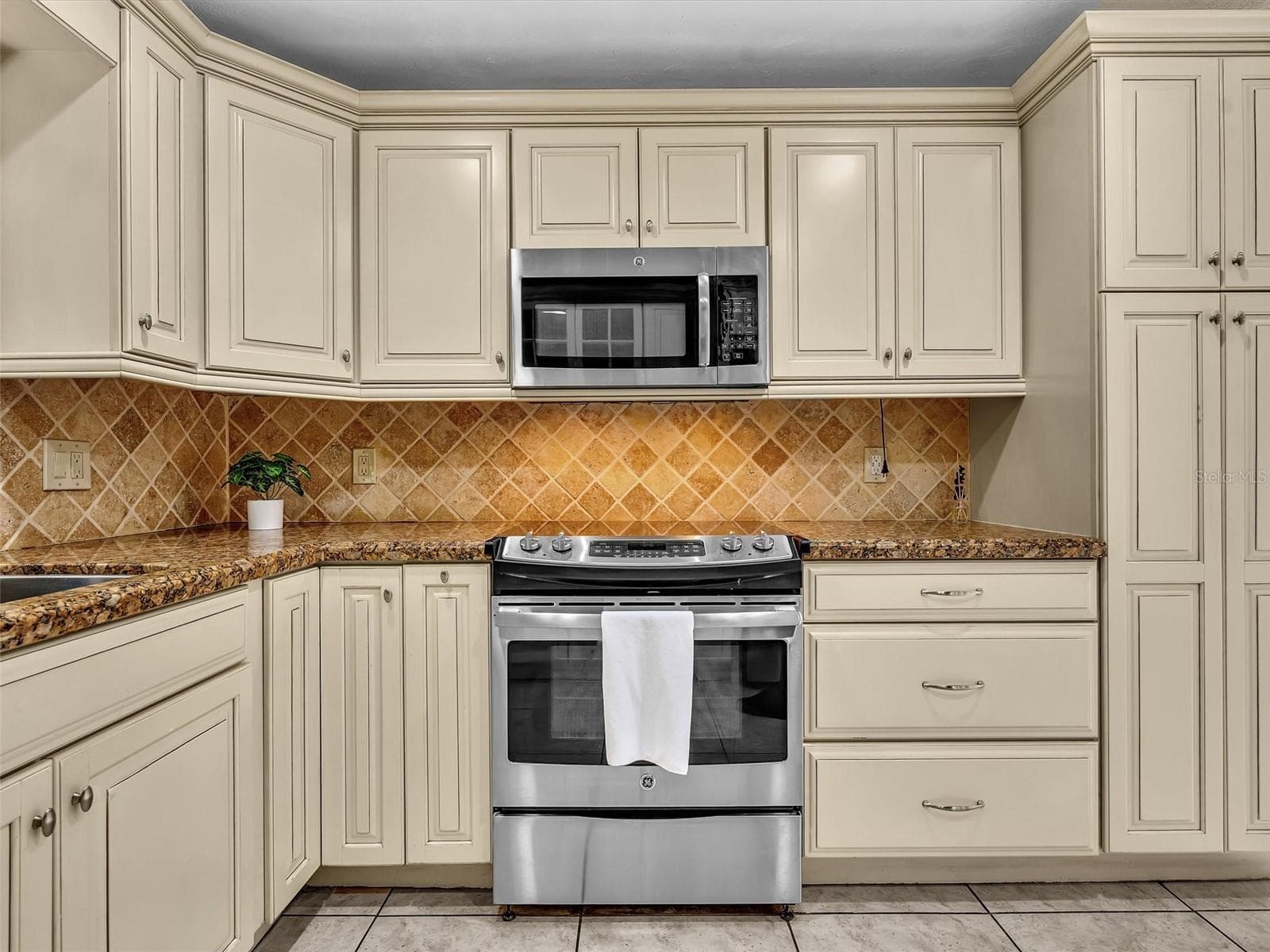 Tiled backsplash - 5440 SW 155TH CT, MIAMI