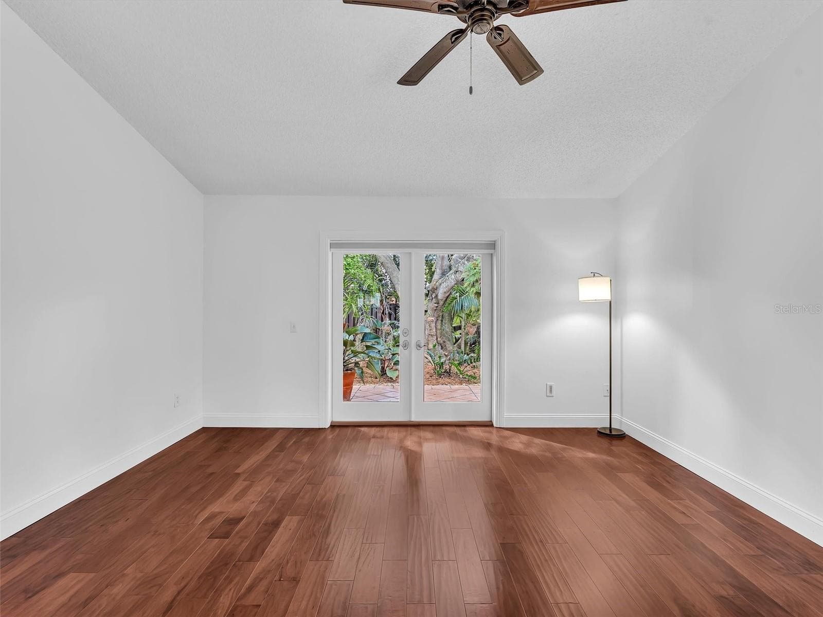 Primary suite with access to the bckyard and ensuite bathroom. - 5440 SW 155TH CT, MIAMI