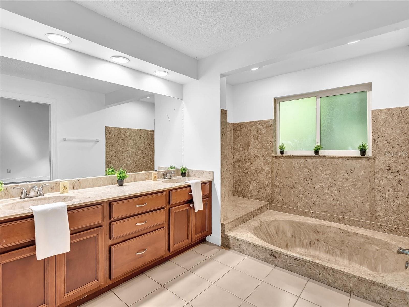 sunken garden tub - 5440 SW 155TH CT, MIAMI