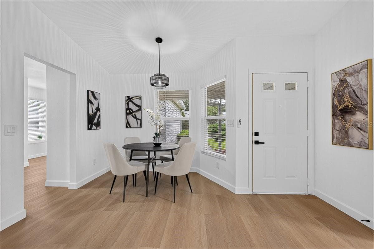 Single Family Residence at 32226 SUMMERTREE CIR, LEESBURG, photo 11 of 42