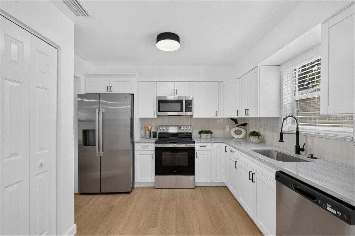 Single Family Residence at 32226 SUMMERTREE CIR, LEESBURG, photo 13 of 42
