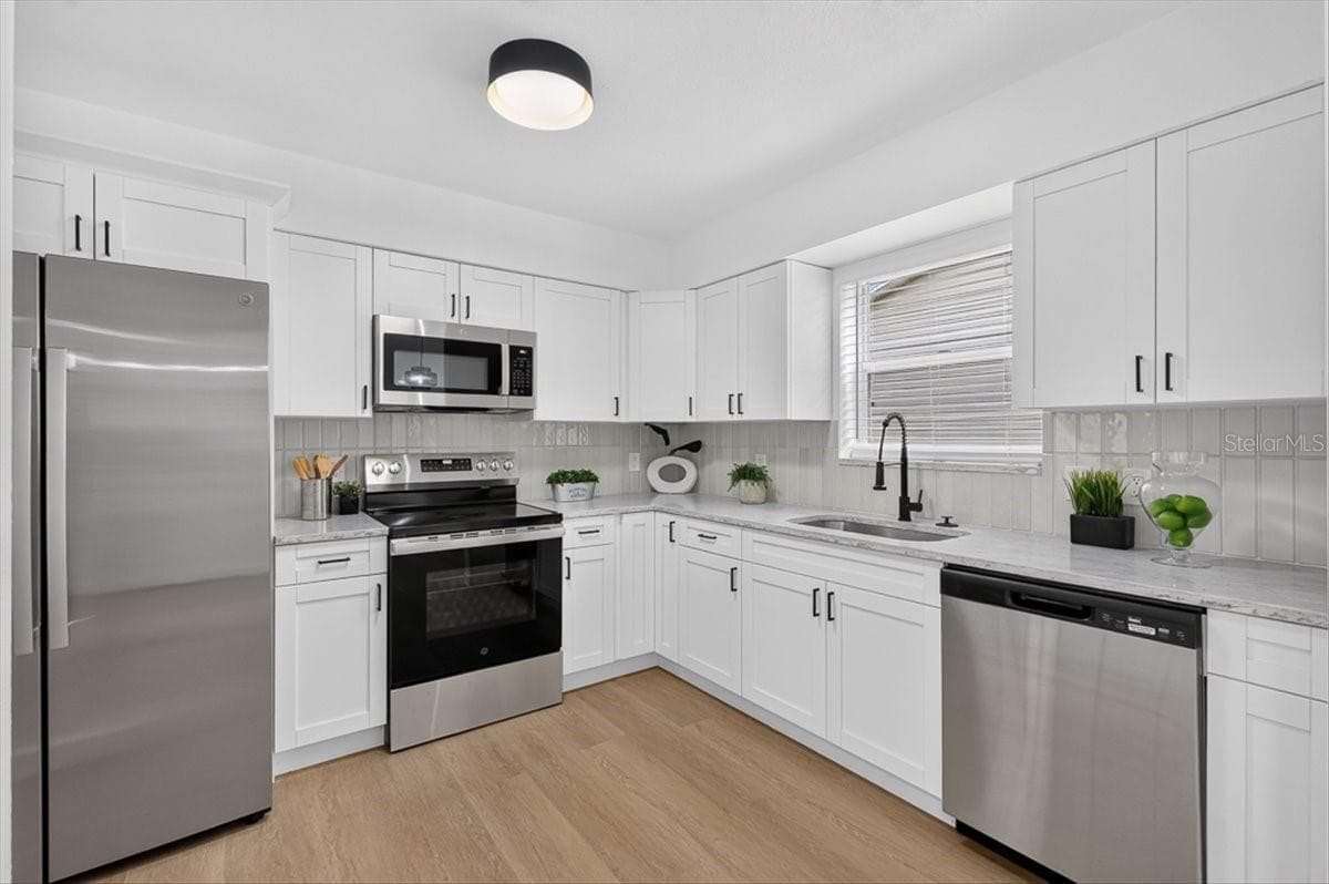 Single Family Residence at 32226 SUMMERTREE CIR, LEESBURG, photo 14 of 42