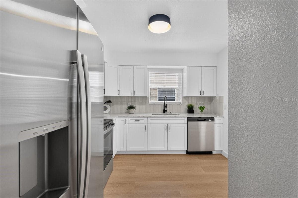 Single Family Residence at 32226 SUMMERTREE CIR, LEESBURG, photo 15 of 42