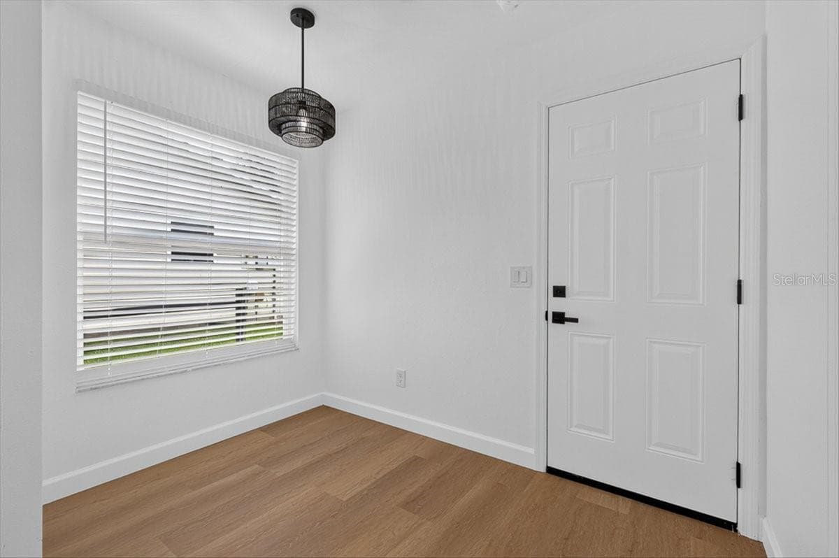 Single Family Residence at 32226 SUMMERTREE CIR, LEESBURG, photo 19 of 42