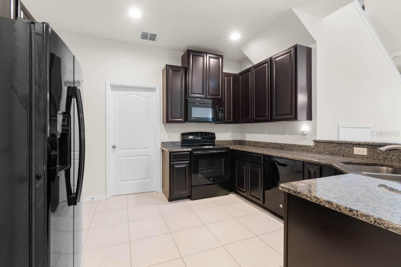 Kitchen with Granite Counter tops - 3031 OLD FULTON PL, BRANDON