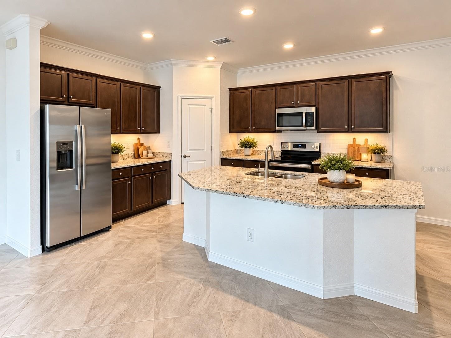 Single Family Residence at 24213 SPARTINA DR, VENICE, photo 5 of 17