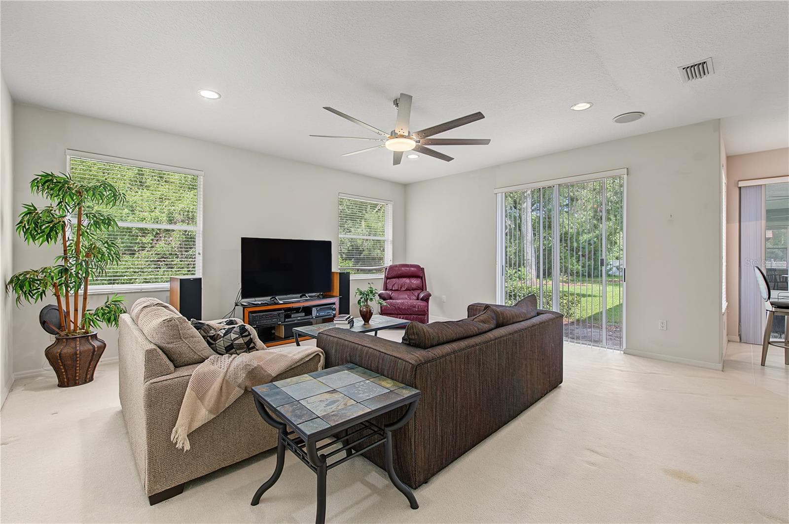 Oversized Family Room, with new ceiling fan and sliding doors to the back yard. - 915 LAKE THOMAS LN, LUTZ