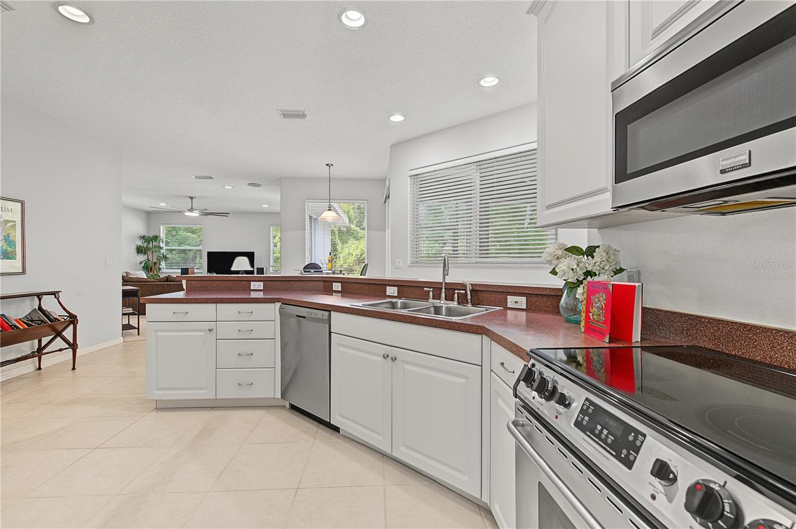 Open Kitchen to the Living Room and Family Room, stainless steel appliances. - 915 LAKE THOMAS LN, LUTZ