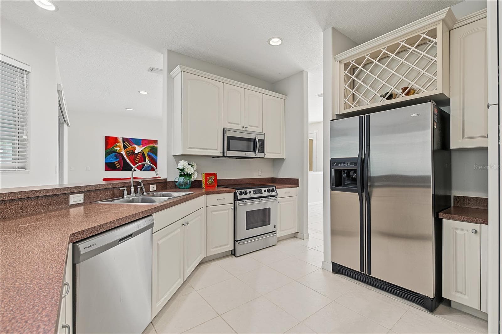 Open Kitchen to the Living Room and Family Room, stainless steel appliances. - 915 LAKE THOMAS LN, LUTZ