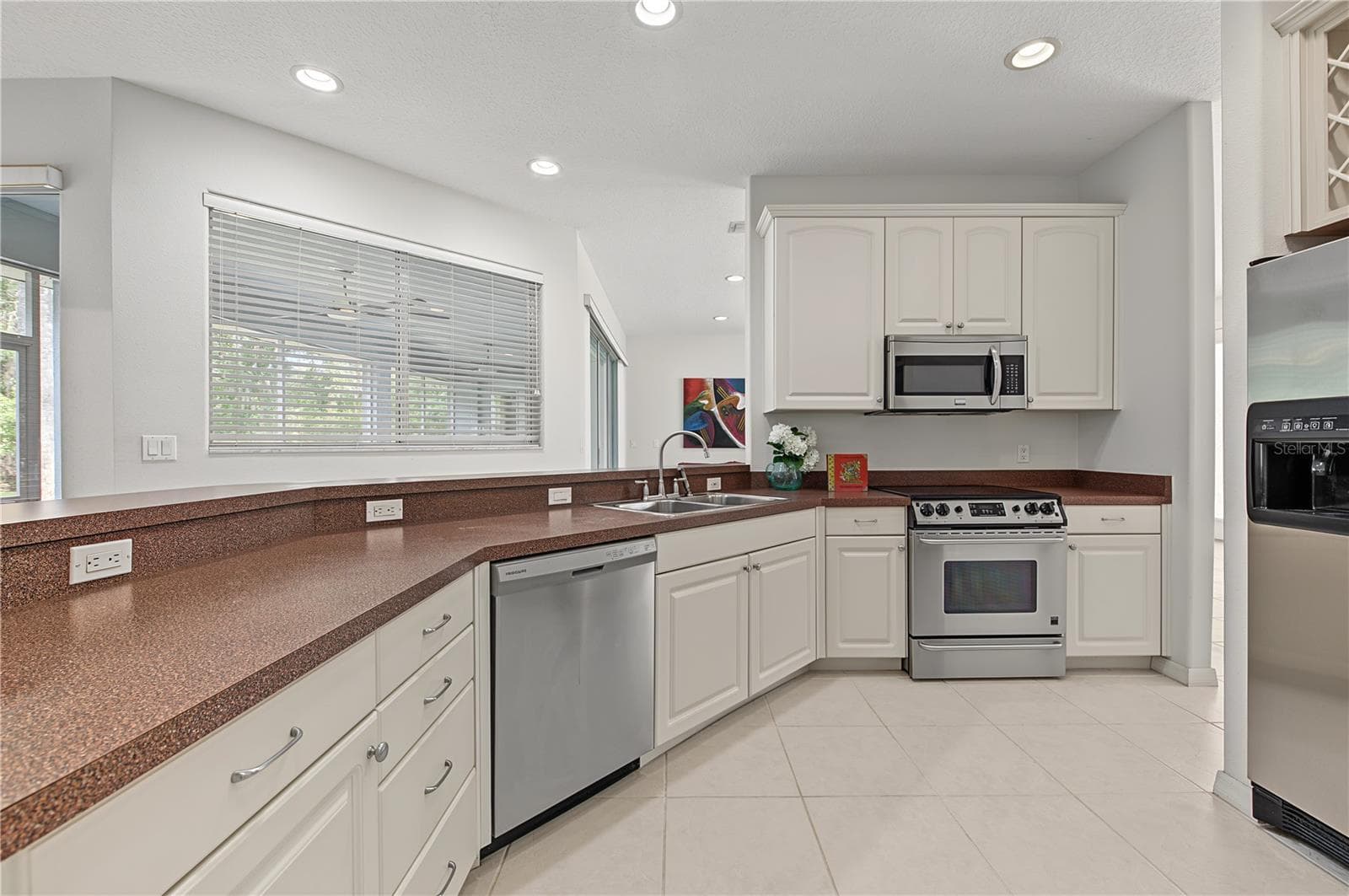 Open Kitchen to the Living Room and Family Room, stainless steel appliances. - 915 LAKE THOMAS LN, LUTZ