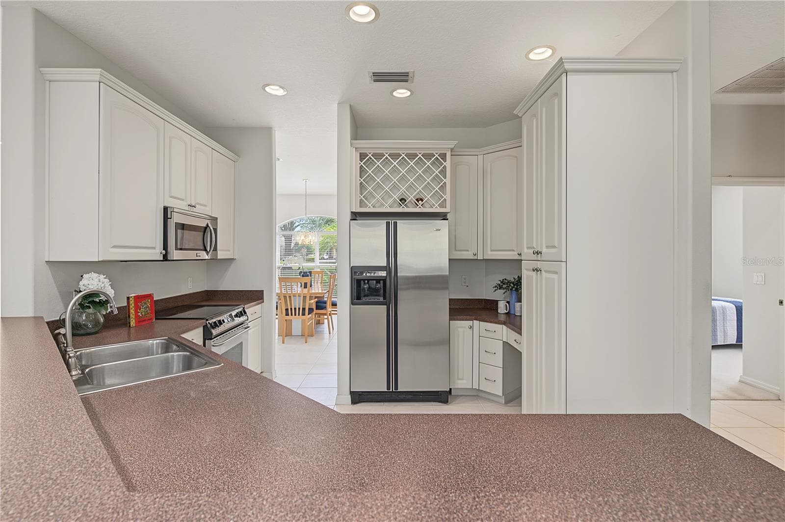 Open Kitchen to the Living Room and Family Room, stainless steel appliances. - 915 LAKE THOMAS LN, LUTZ