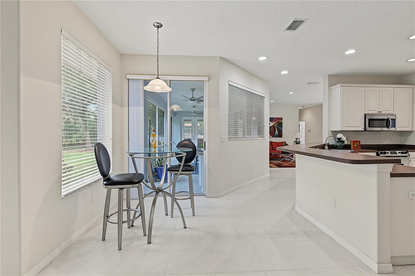 Plenty of space for eating in the dinette area. - 915 LAKE THOMAS LN, LUTZ