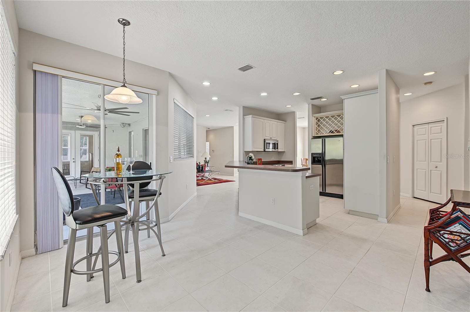 Plenty of space for eating in the dinette area. - 915 LAKE THOMAS LN, LUTZ