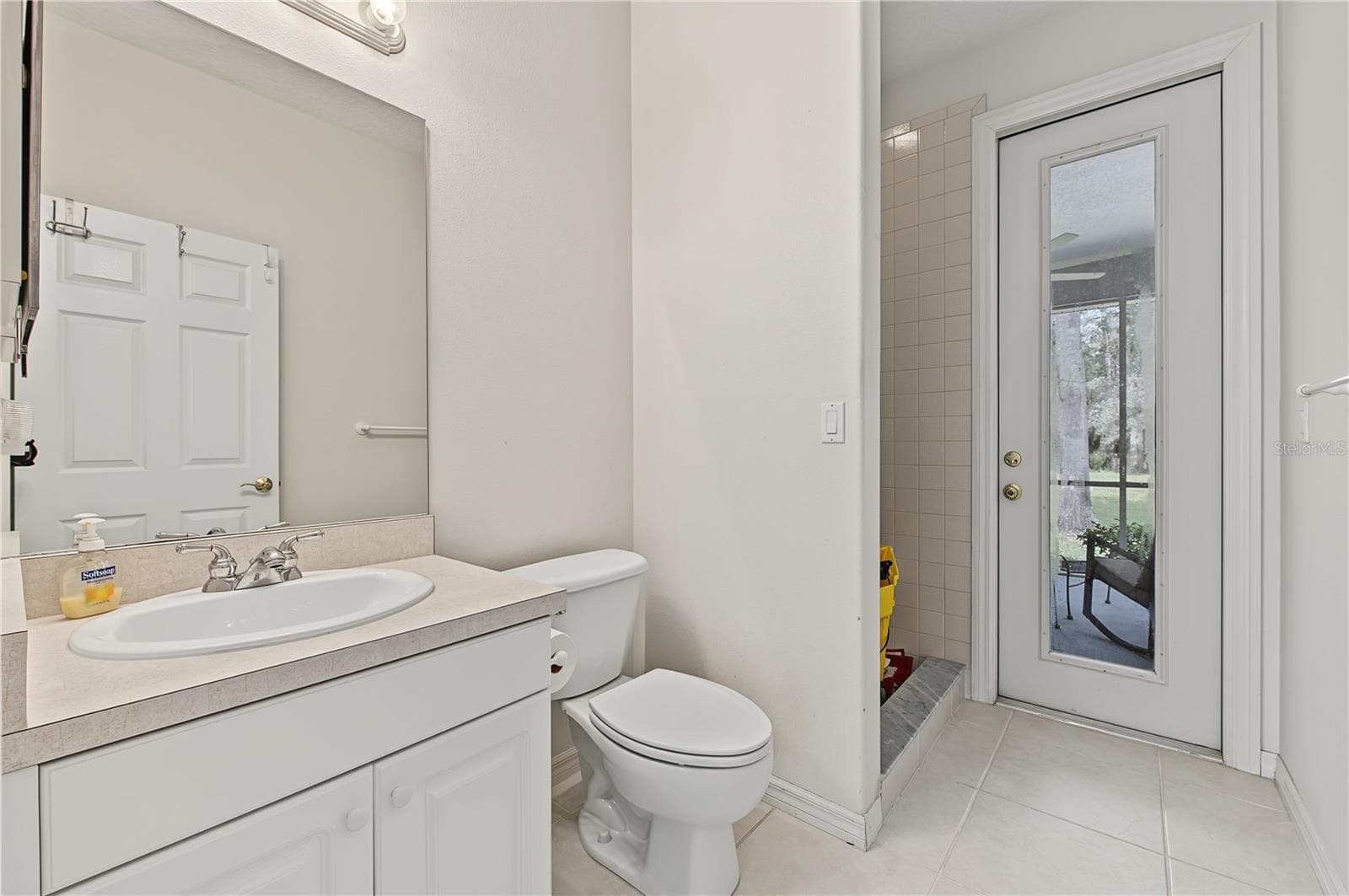 Guest Bathroom with door to the rear patio - 915 LAKE THOMAS LN, LUTZ