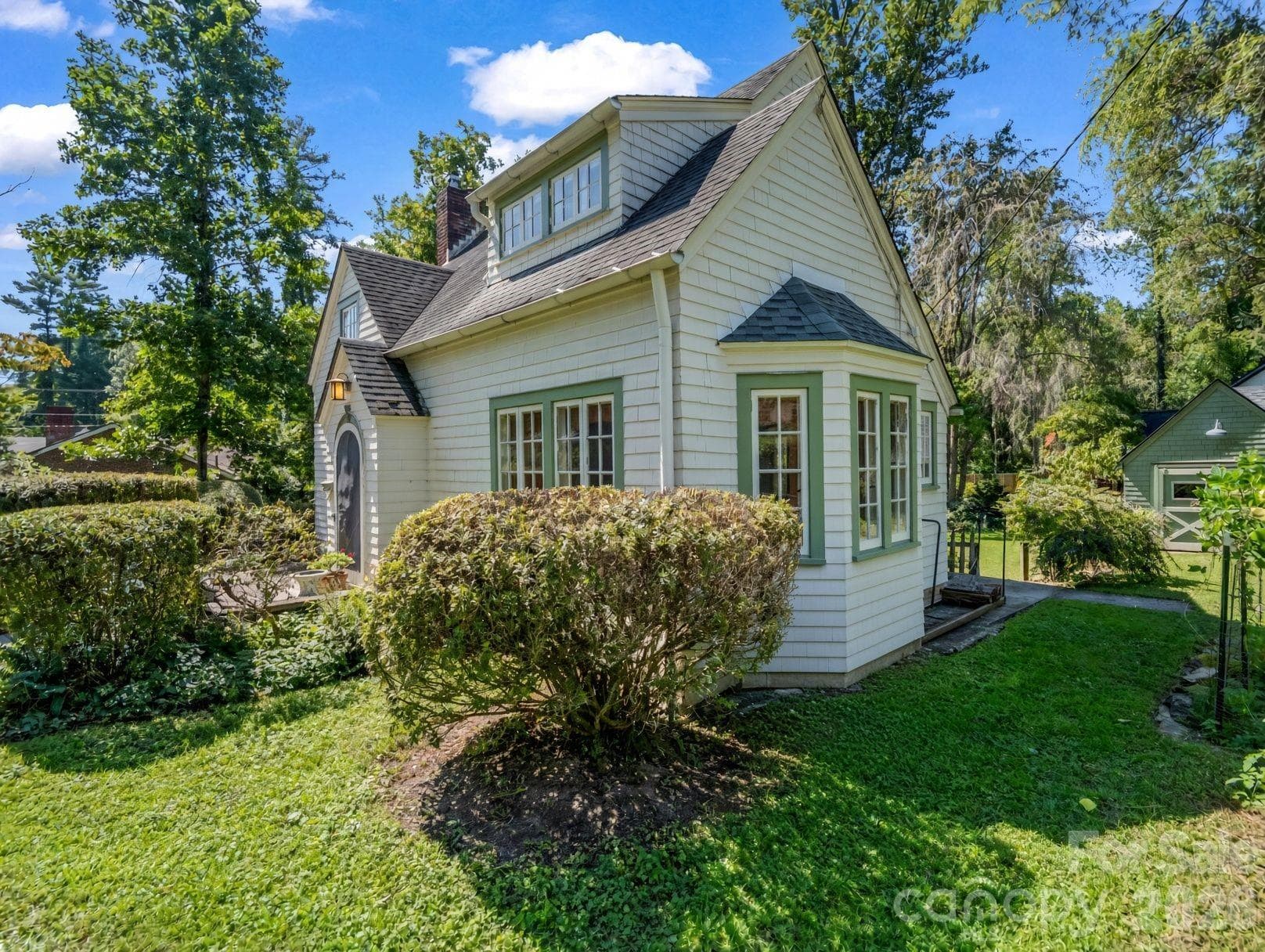 Right front view showing the bay window in the formal dining room - 323 Blythe Street, Hendersonville