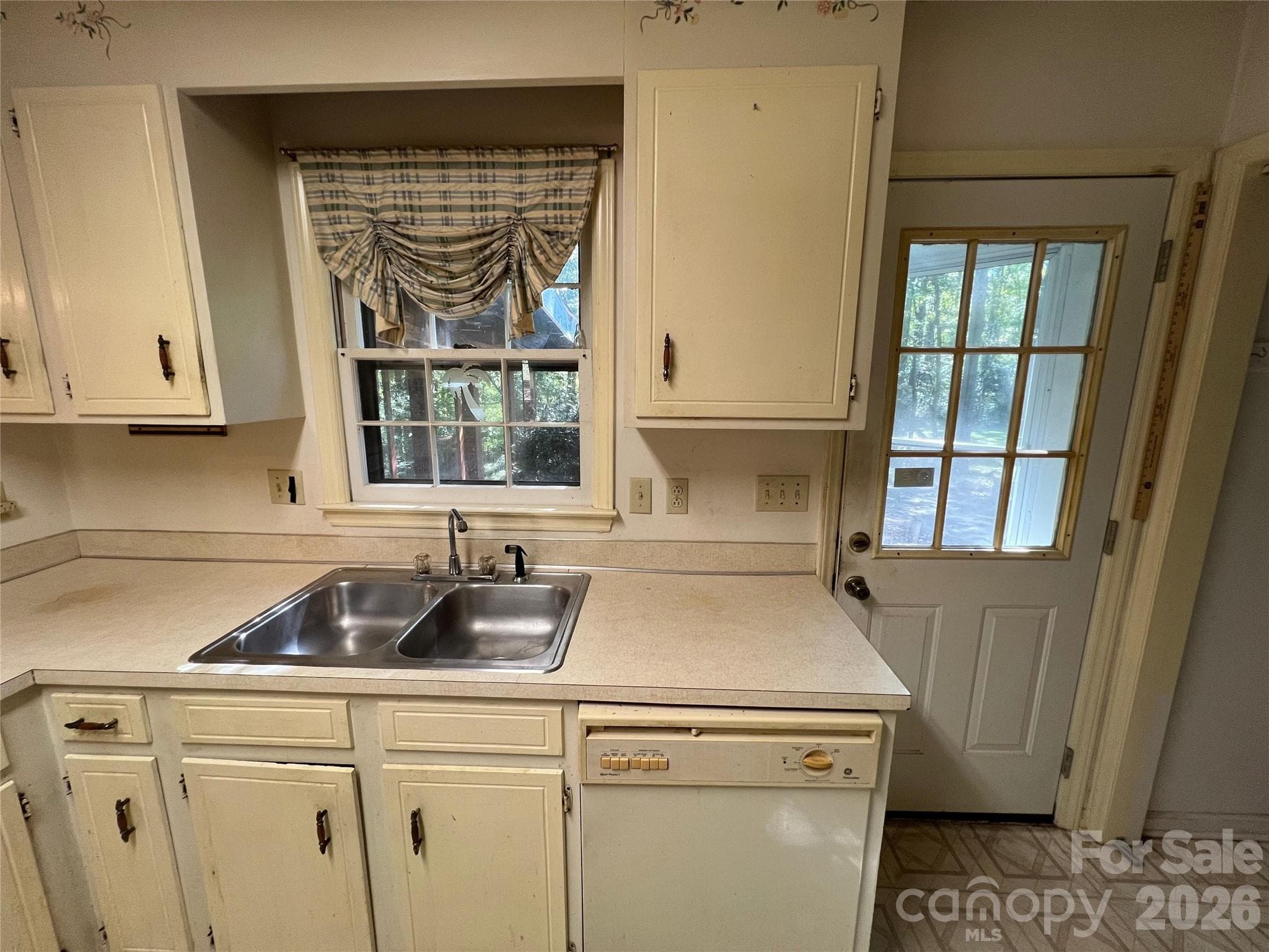 Single Family Residence at 7616 Grayling Court, Charlotte, photo 8 of 16