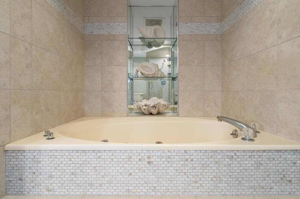 Jetted tub - 1660 GULF BLVD #706, CLEARWATER