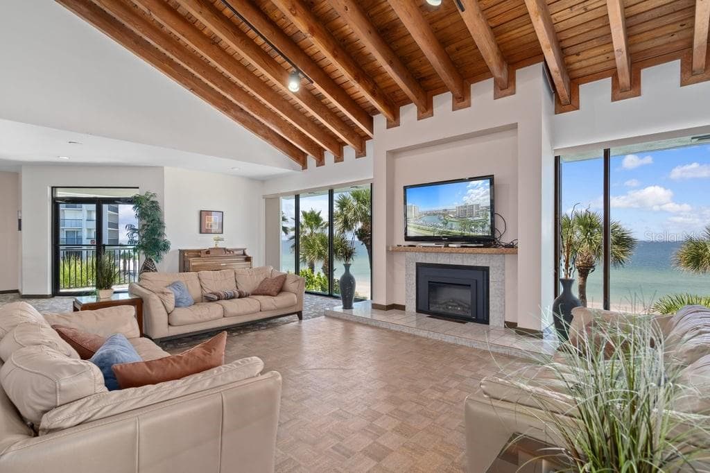 Beachfront clubhouse - 1660 GULF BLVD #706, CLEARWATER