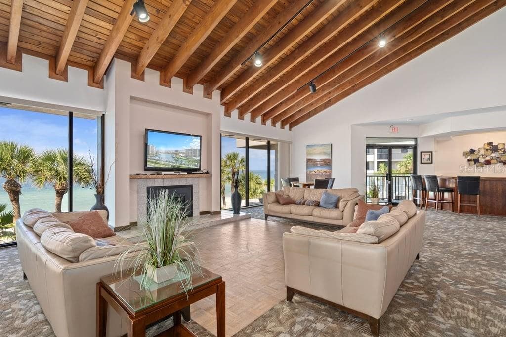 Beachfront clubhouse - 1660 GULF BLVD #706, CLEARWATER