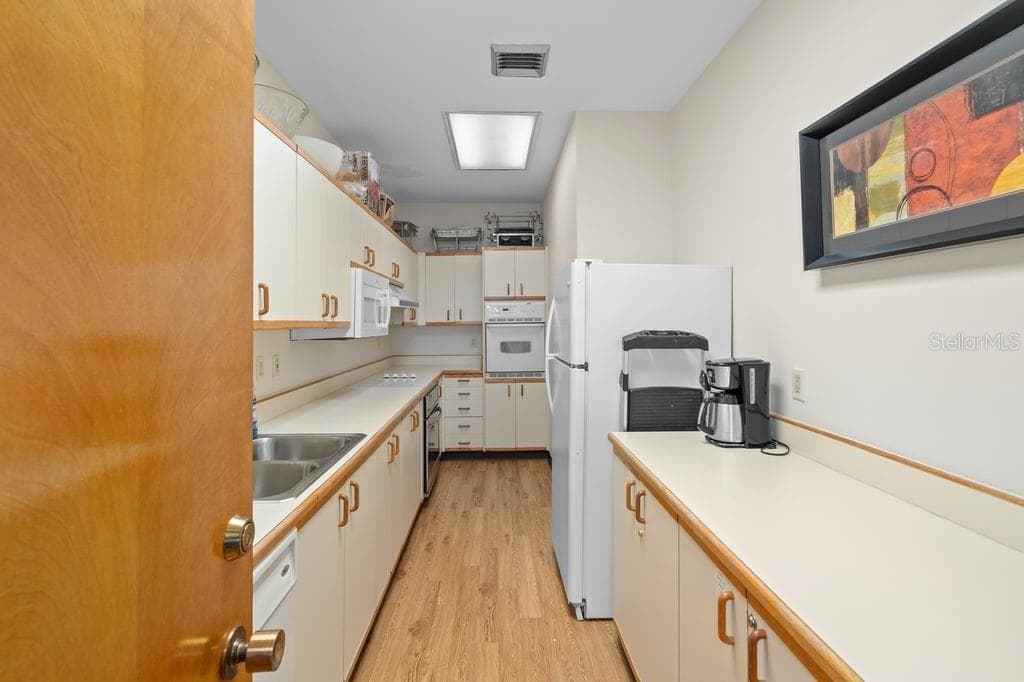 Clubhouse Kitchen. - 1660 GULF BLVD #706, CLEARWATER
