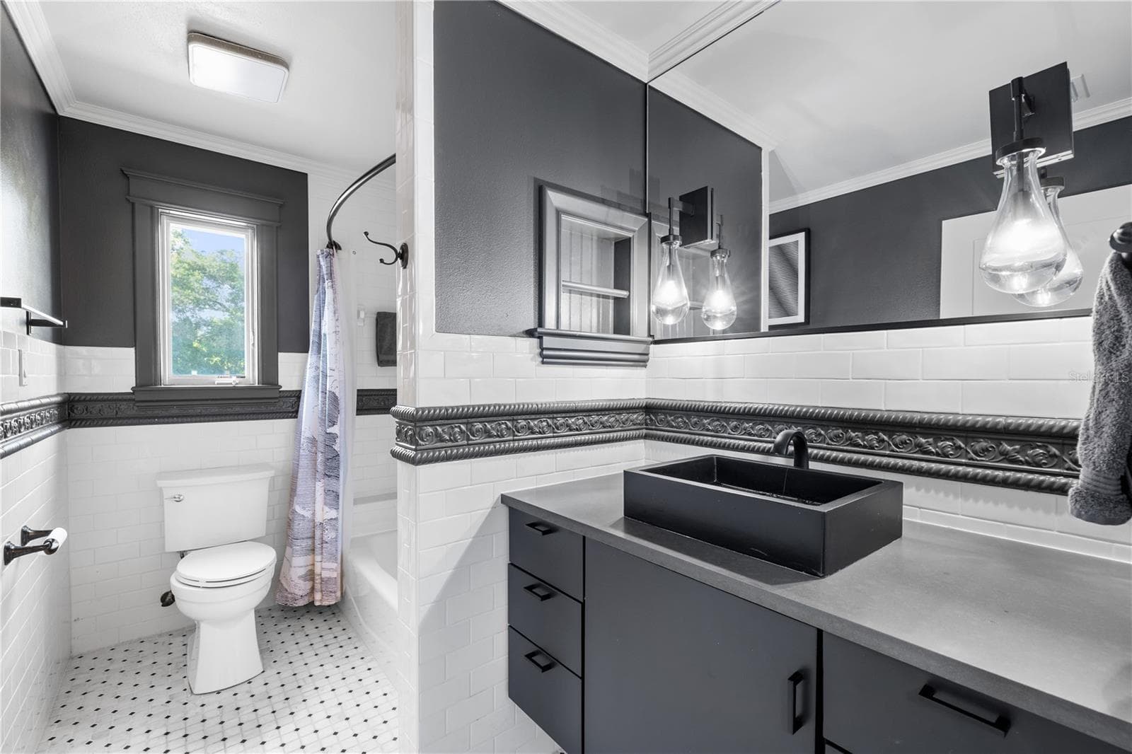 bathroom upstairs with tub - 5903 RIVER FOREST CIR, BRADENTON